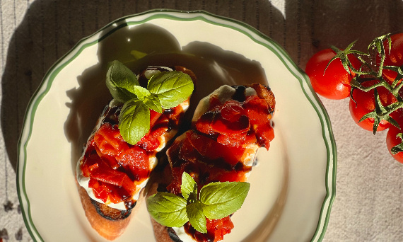 BRUSCHETTA Z POMIDORAMI I STRACIATELLĄ, CZYLI ŚNIADANIE IDEALNE