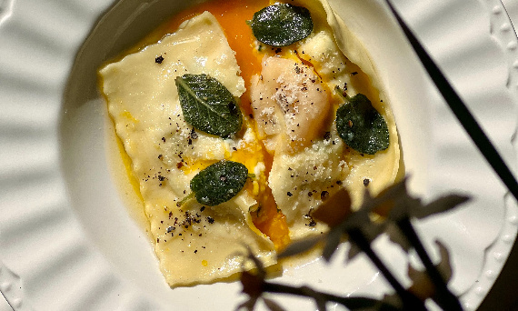 SZTUKA NA TALERZU, CZYLI RAVIOLI Z RICOTTĄ, SZPINAKIEM I PŁYNNYM ŻÓŁTKIEM